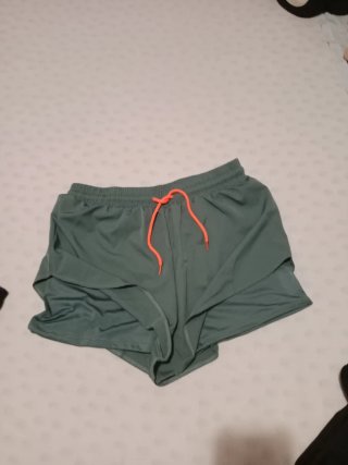Pantalones cortos  mujer lleva malla debajo