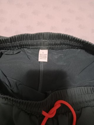 Pantalones cortos  mujer lleva malla debajo