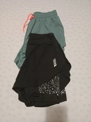 Pantalones cortos  mujer lleva malla debajo