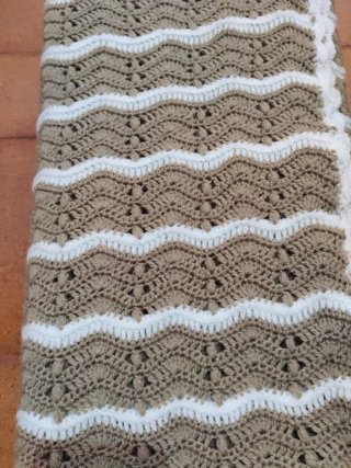 Manta lana tejida a mano beige y blanco