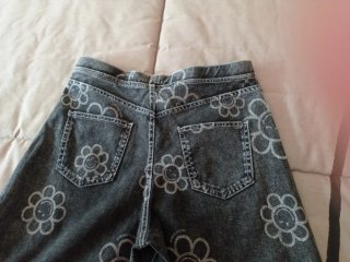 Pantalones vaqueros chica con flores  de H&M.