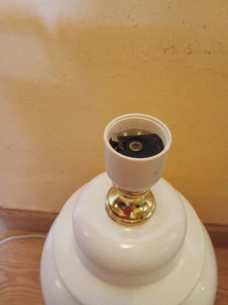 Pie de lámpara cerámica blanco y dorado