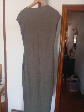 Vestido midi elástico.