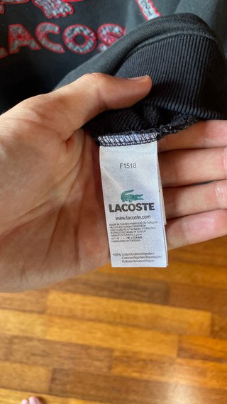 Sudadera Lacoste Negra con Logo Rojo
