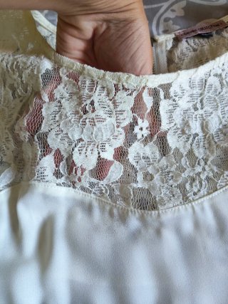 Blusa blanca con encaje