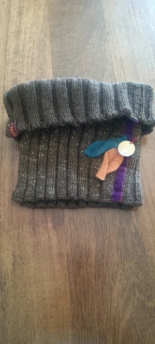 Bufanda cuello tejido gris con detalles