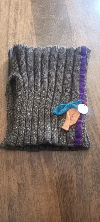 Bufanda cuello tejido gris con detalles