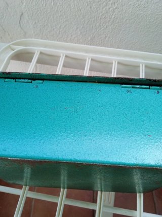 Caja metálica pequeña con llave