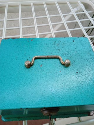 Caja metálica pequeña con llave
