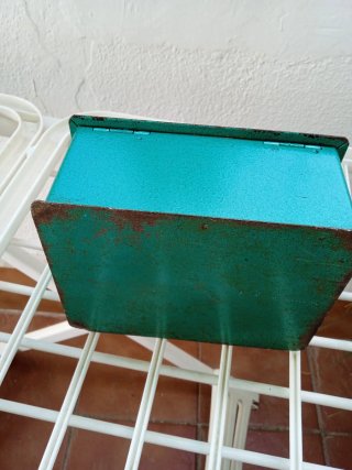 Caja metálica pequeña con llave
