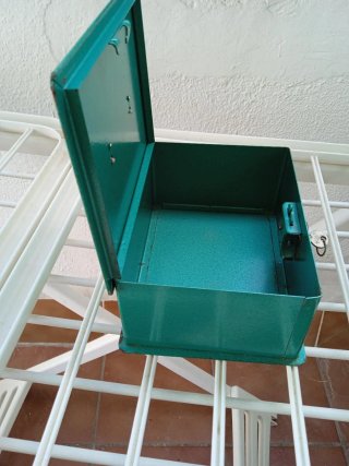 Caja metálica pequeña con llave