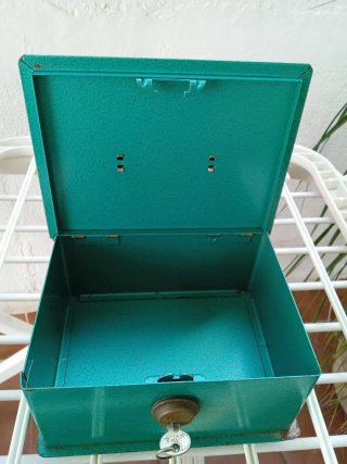 Caja metálica pequeña con llave