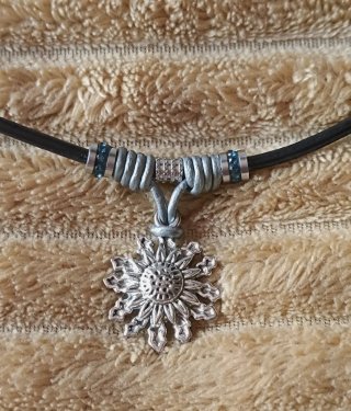 Colgante Eguzkilore gris y azul