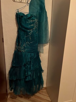 Vestido de fiesta verde azulado con velo