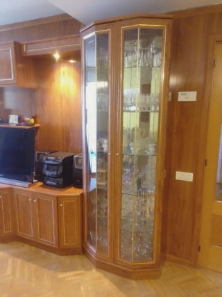 Mueble de salón madera y cristal.