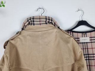 Marca Burberry con forro Nova check escoces