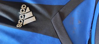 Sudadera deportiva Adidas azul y negra