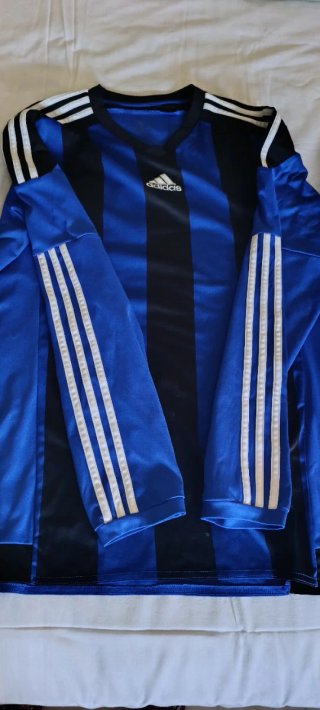 Sudadera deportiva Adidas azul y negra