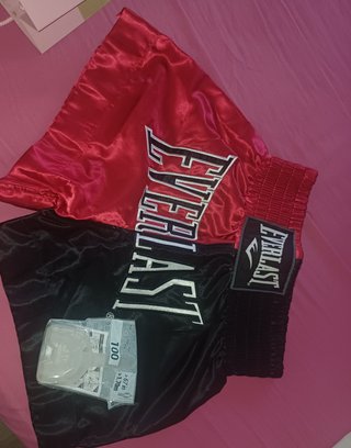 Pantalones Muay Thai Everlast Rojos y Negros