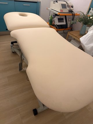 Camilla recién tapizada en beige hidráulica.
