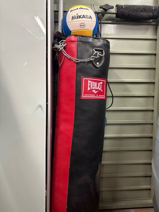 PACK BOXEO COMPLETO: Saco Everlast + 2 pares guan