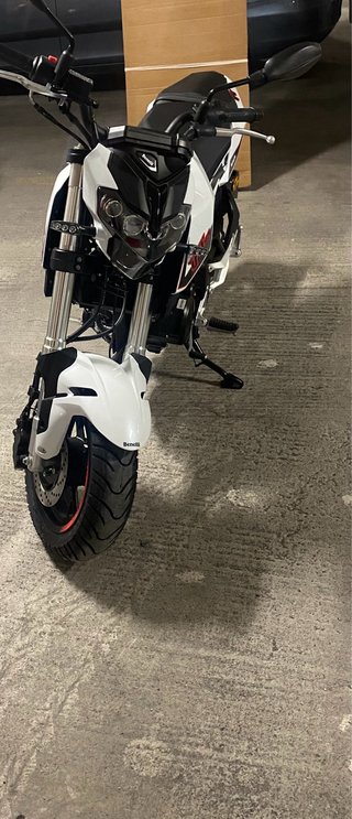 Moto Naked Blanca y Roja