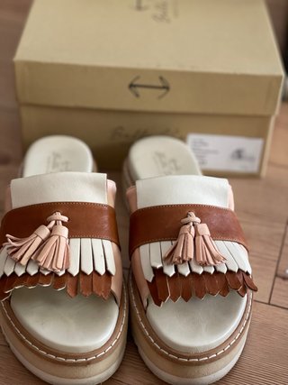 Sandalias de mujer con flecos y borlas