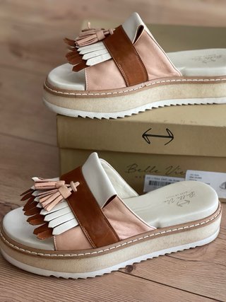 Sandalias de mujer con flecos y borlas