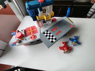 Imaginext Portaaviones con figuras y aviones
