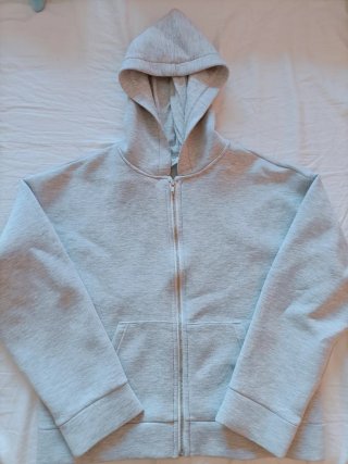 Sudadera gris con cremallera y capucha