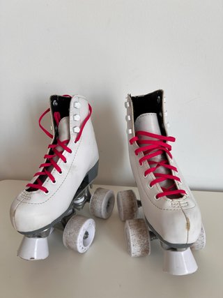 Patines artísticos blancos con cordones rosas