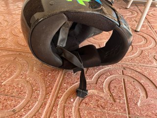 Casco de moto SUOMY negro con diseño