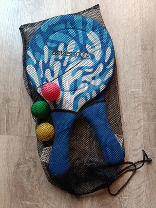 Palas de playa o jardín con pelotas y red