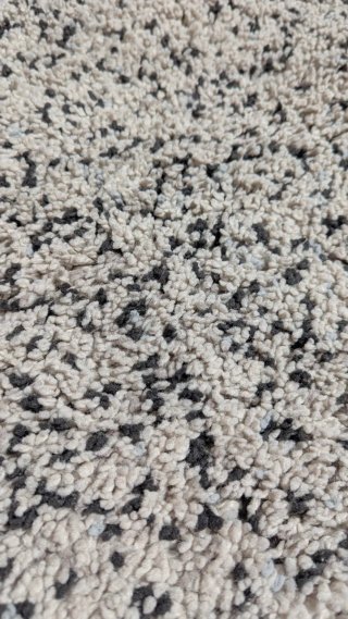 Alfombra gris y blanca