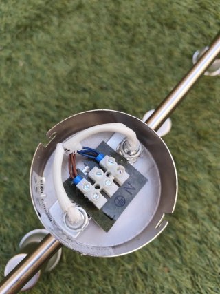 Lámpara LED de techo plateada.