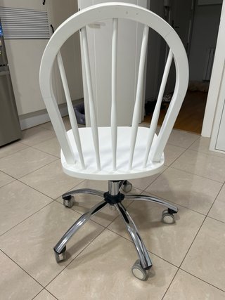 Silla de escritorio blanca con ruedas