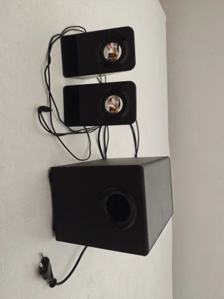 Altavoces Logitech con subwoofer.