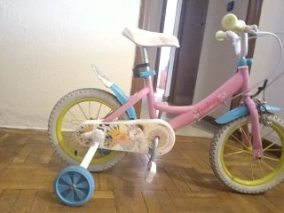Bicicleta infantil rosa con ruedines