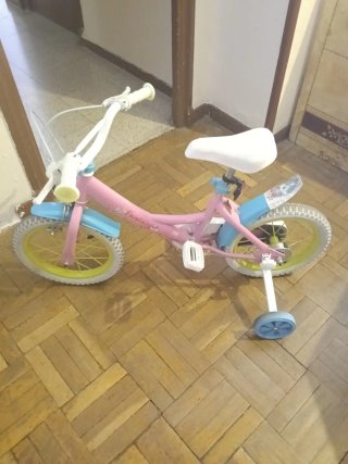 Bicicleta infantil rosa con ruedines