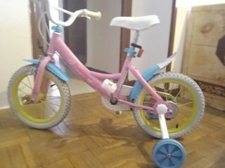 Bicicleta infantil rosa con ruedines