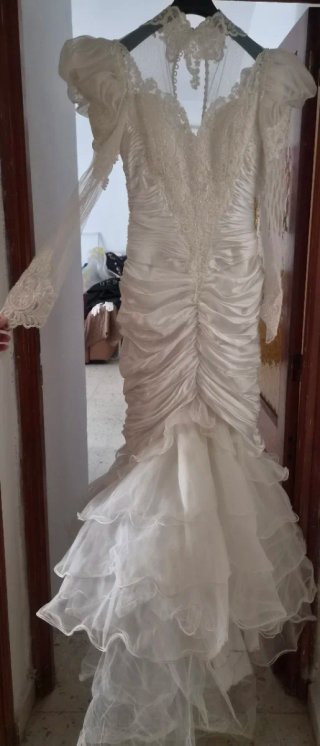 Traje de boda blanco con volantes