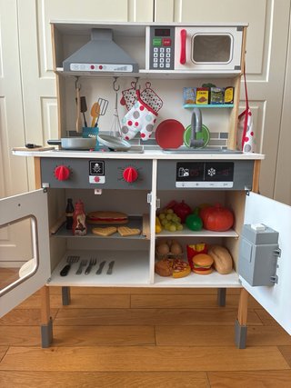 Cocinita de juguete con accesorios