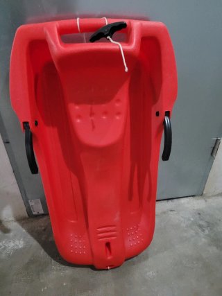 Trineo rojo con cuerda y asas