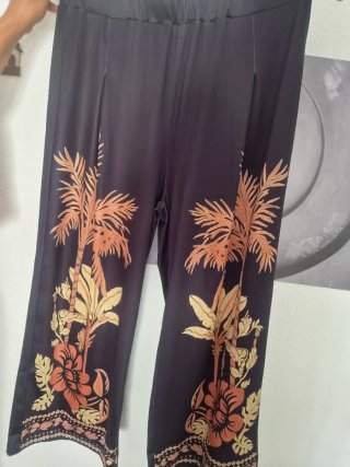 Pantalón negro con estampado tropical