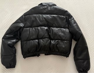 Cazadora efecto piel Zara negra