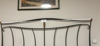 Cabecero de forja negro y madera