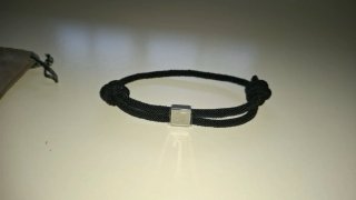 Bracciale uomo/donna cordino nero con iniziale "J"