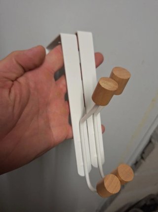 Perchero de puerta blanco y madera