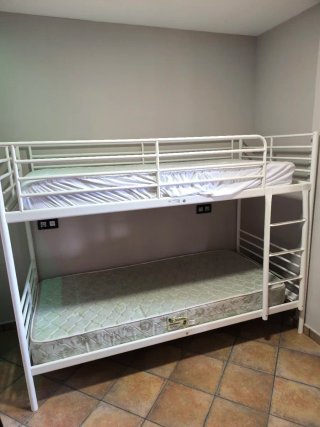 Litera metálica blanca