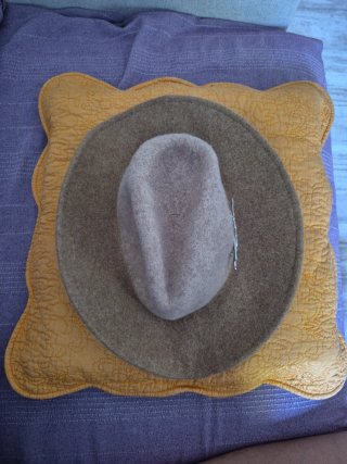 Sombrero de fieltro beige y marrón